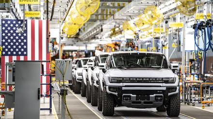 „Bidenomics“ scheint zu erfüllen, was Bidens Vorgänger Donald Trump nur ankündigte. Die Autoindustrie produziert – und setzt auf E-Mobilität.