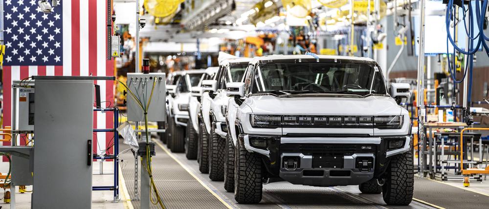 „Bidenomics“ scheint zu erfüllen, was Bidens Vorgänger Donald Trump nur ankündigte. Die Autoindustrie produziert – und setzt auf E-Mobilität.