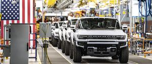 „Bidenomics“ scheint zu erfüllen, was Bidens Vorgänger Donald Trump nur ankündigte. Die Autoindustrie produziert – und setzt auf E-Mobilität.