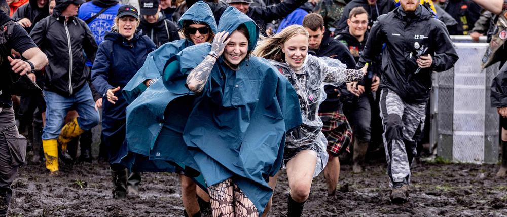 Festivalbesucher versuchen, die besten Plätze vor der Bühne zu bekommen.