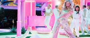 Tägliche Tanzparties mit einstudierter Choreografie mal unbeachtet: Ist das Leben in Barbieland auf Dauer wirklich so eine gute Idee?