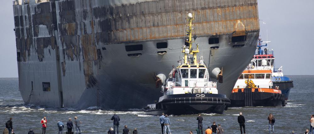 Beschädigter Frachter in niederländischem Hafen Eemshaven angekommen.