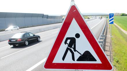 ARCHIV - Ein Schild weist am 05.05.2014 an der Autobahn A7 bei Bockenem (Niedersachsen) auf eine Baustelle hin. Foto: Julian Stratenschulte/dpa (zu dpa-Meldung "«BamS»: «Rekordzahl» an Baustellen zur Ferienzeit" vom 20.07.2014) +++(c) dpa - Bildfunk+++