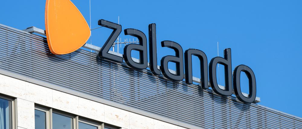 Das Logo des Online-Internethändlers Zalando auf einem Firmengebäude.