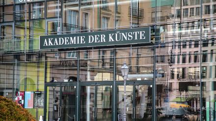 In ihr spiegelt sich die Geschichte der ganzen Stadt: die gläserne Akademienfassade