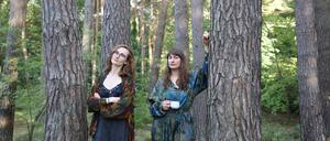 Die ukrainischen Künstlerinnen und Kuratorinnen Anna Scherbyna (links) und Uliana Bychenkova (rechts).