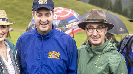 Wirtschaftsminister von Bayern, Hubert Aiwanger, Freie Waehler, Landwirtschaftsministerin von Bayern, Michaela Kaniber, Ministerpraesident Bayern, Markus Soeder Bundeslandwirtschaftsminister Cem Oezdemir bei der Hauptalmbegehung im Rahmen der Sommertour 2023 in Flintsbach.
