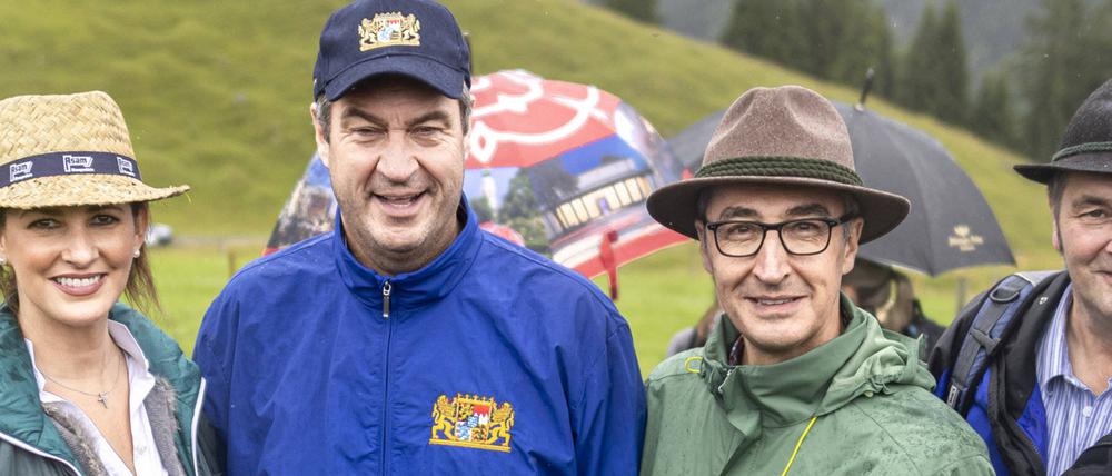 Wirtschaftsminister von Bayern, Hubert Aiwanger, Freie Waehler, Landwirtschaftsministerin von Bayern, Michaela Kaniber, Ministerpraesident Bayern, Markus Soeder Bundeslandwirtschaftsminister Cem Oezdemir bei der Hauptalmbegehung im Rahmen der Sommertour 2023 in Flintsbach.