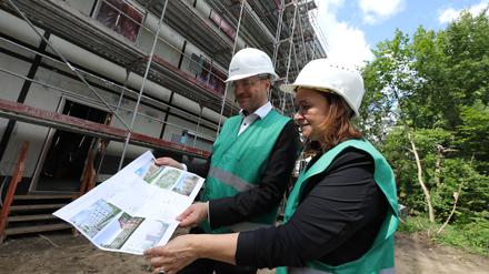 Oberbürgermeister Mike Schubert und Sandra Jacob, Bereichsleiterin Wohnungsbau bei der Pro Potsdam.