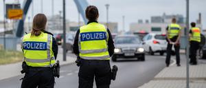 In Frankfurt (Oder) passiert ein Transporter einen Polizisten mit Haltekelle in der Hand. An deutschen Grenzen wurden im ersten Halbjahr 2023 mehr unerlaubte Einreisen von der Bundespolizei registriert als im Vorjahreszeitraum.
