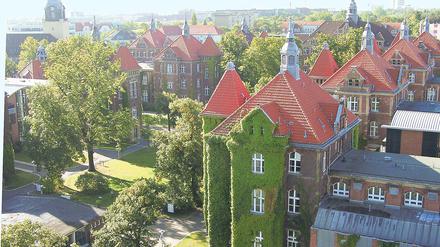 Die DRK-Kliniken Berlin Westend am Spandauer Damm: historische Backsteingebäude vor einer sechsspurigen Straße.