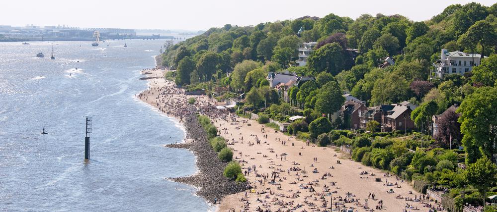 Der Hamburger Elbstrand bei Övelgönne aus der Vogelperspektive.