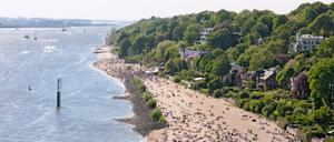 Der Hamburger Elbstrand bei Övelgönne aus der Vogelperspektive.
