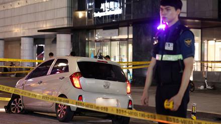 Ein Polizist steht neben dem Tatort in Seongnam.