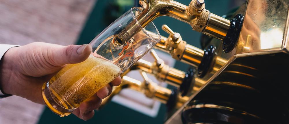 Das Mindestalter, ab dem Menschen in Deutschland Alkohol wie Bier, Wein und Sekt trinken und kaufen können, liegt bei 16 Jahren.