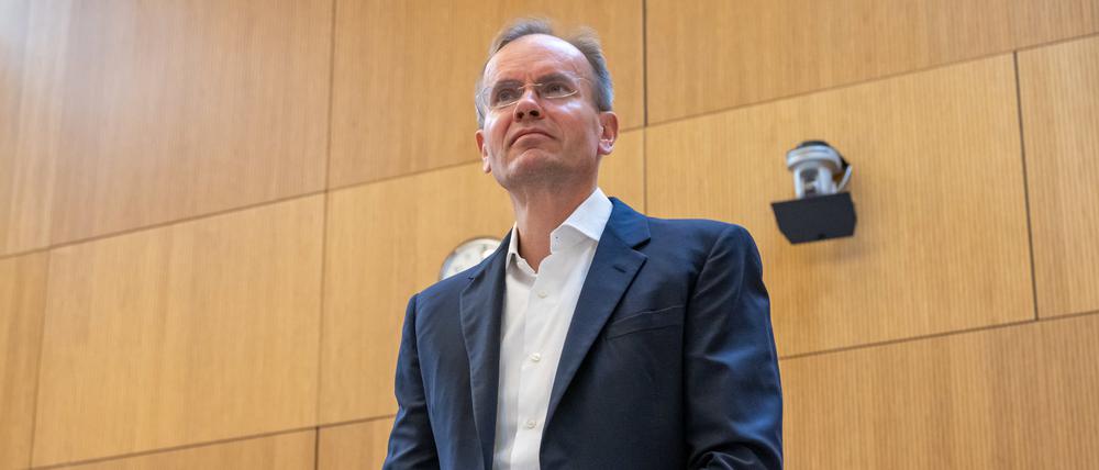 Der früheren Wirecard-Vorstandschef Markus Braun steht im Gerichtssaal an seinem Platz. 