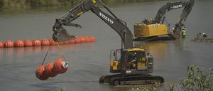 Große Bojen werden als Grenzsperre im Fluss Rio Grande eingesetzt. Die schwimmende Barriere soll Migranten daran hindern, von Mexiko nach Texas zu gelangen.