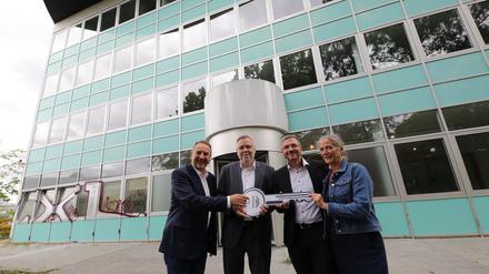 Umzug Stadtverwaltung Potsdam
Oberbürgermeister Mike Schubert (2.v.r.) und Bernd Richter (links), Werkleiter des Kommunalen Immobilien Service, nehmen gemeinsam mit Fachbereichsleiterin Verwaltungsmanagement, Katrin Petermann, von Vermieter Peter Gollas (Linaeo Real Estate GmbH), den Schlüssel für den zukünftigen Zwischenstandort der Verwaltung in der Edisonallee entgegen.