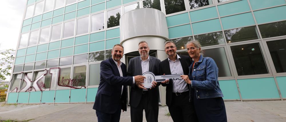 Umzug Stadtverwaltung Potsdam
Oberbürgermeister Mike Schubert (2.v.r.) und Bernd Richter (links), Werkleiter des Kommunalen Immobilien Service, nehmen gemeinsam mit Fachbereichsleiterin Verwaltungsmanagement, Katrin Petermann, von Vermieter Peter Gollas (Linaeo Real Estate GmbH), den Schlüssel für den zukünftigen Zwischenstandort der Verwaltung in der Edisonallee entgegen.