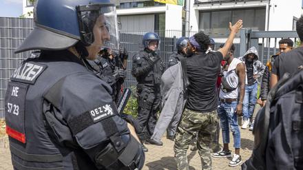 Polizisten umringen vor Beginn des Eritrea-Festivals eine Gruppe von Menschen (Archivbild).