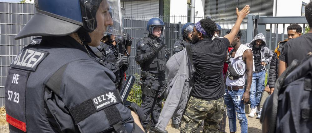 Polizisten umringen vor Beginn des Eritrea-Festivals eine Gruppe von Menschen (Archivbild).