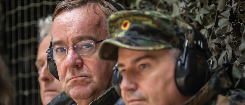 Verteidigungsminister Boris Pistorius bei seinem Besuch der Gebirgsjägerbrigade 23 in Bad Reichenhall und Bischofswiesen im strömenden Regen neben dem Brigadegeneral Michael Bender.