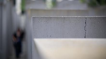 Blick auf eine Stele mit einem Riss im Beton.