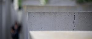 Blick auf eine Stele mit einem Riss im Beton.