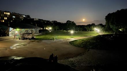 Der Mond über dem Görlitzer Park in einer Donnerstagnacht. 