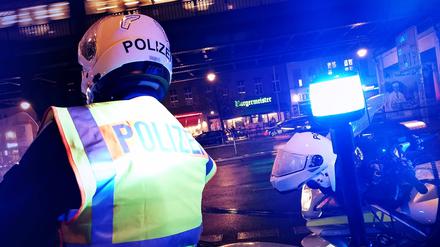 RECORD DATE NOT STATED 06.12.2022, Berlin - Deutschland. Motorradpolizisten unterwegs im Einsatz. *** 06 12 2022, Berlin Germany motorcycle police officers on the road in action 