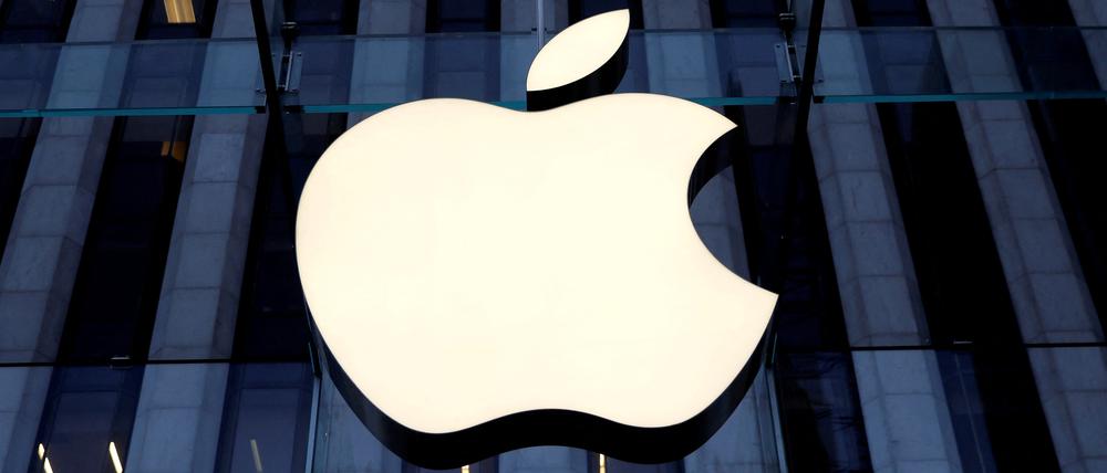 FILE PHOTO: The Apple Inc. logo is seen hanging at the entrance to the Apple store on 5th Avenue in Manhattan, New York, U.S., October 16, 2019. REUTERS/Mike Segar/File Photo