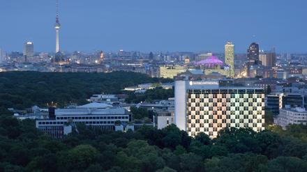 Das 1958 als Hilton eröffnete Hotel Intercontinental liegt zwischen Zoo und Tiergarten. Aus den oberen Etagen erkennt man gut die Türme am Alexanderplatz und Potsdamer Platz.
