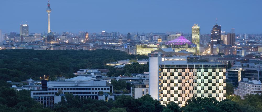 Das 1958 als Hilton eröffnete Hotel Intercontinental liegt zwischen Zoo und Tiergarten. Aus den oberen Etagen erkennt man gut die Türme am Alexanderplatz und Potsdamer Platz.