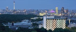 Das 1958 als Hilton eröffnete Hotel Intercontinental liegt zwischen Zoo und Tiergarten. Aus den oberen Etagen erkennt man gut die Türme am Alexanderplatz und Potsdamer Platz.