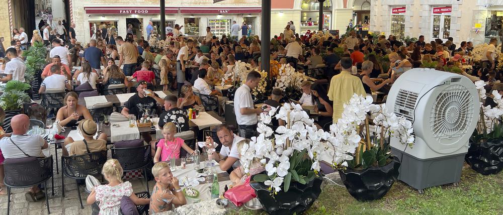Überfülltes Restaurant in der kroatischen Hafenstadt Porec.