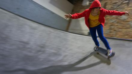Wie gelingt der Ferienspaß trotz Regenwetter? Zum Beispiel in der Skatehalle.