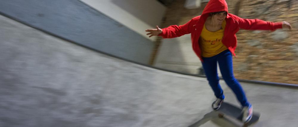 Wie gelingt der Ferienspaß trotz Regenwetter? Zum Beispiel in der Skatehalle.