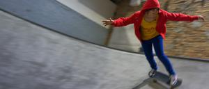 Wie gelingt der Ferienspaß trotz Regenwetter? Zum Beispiel in der Skatehalle.