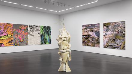 Blick in die Ausstellung, im Vordergrund eine Skulptur von Haneyl Chois.