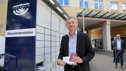 Kurz vor dem Urlaub noch abgeholt: Oberbürgermeister Mike Schubert (SPD) nutzt die Ausgabestation zur Abholung seines neuen Reisepasses. 