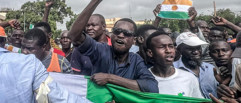TOPSHOT - Protesters gesture during a demonstration on independence day in Niamey on August 3, 2023. Security concerns built on August 3, 2023 ahead of planned protests in coup-hit Niger, with France demanding safety guarantees for foreign embassies as some Western nations reduced their diplomatic presence. (Photo by AFP)
