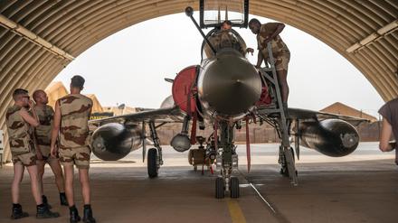 Mechaniker der französischen Luftwaffe im Niger bei der Opération Barkhane im Jahr 2021.