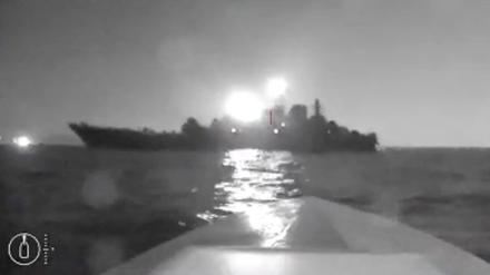 Ein Video einer Seedrohne zeigt die Silhouette des Schiffes „Olenegorski gornjak“ in der Nähe des Hafens von Noworossijsk.