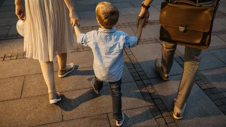 Auf dem Weg zur Kita und zur Arbeit. Die Mehrheit der Mütter von Kindern unter drei Jahren arbeiten in Teilzeit oder gar nicht. Die Väter meist Vollzeit.