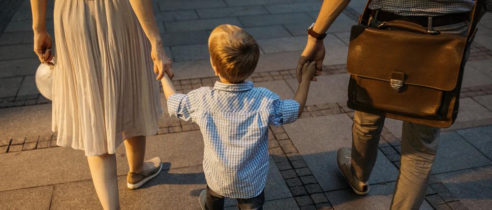 Auf dem Weg zur Kita und zur Arbeit. Die Mehrheit der Mütter von Kindern unter drei Jahren arbeiten in Teilzeit oder gar nicht. Die Väter meist Vollzeit.
