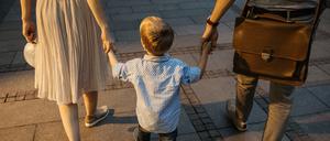 Auf dem Weg zur Kita und zur Arbeit. Die Mehrheit der Mütter von Kindern unter drei Jahren arbeiten in Teilzeit oder gar nicht. Die Väter meist Vollzeit.