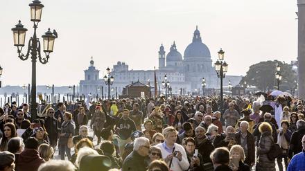 Venedig lockt jährlich Millionen von Touristen in die Lagunenstadt (Archivbild).