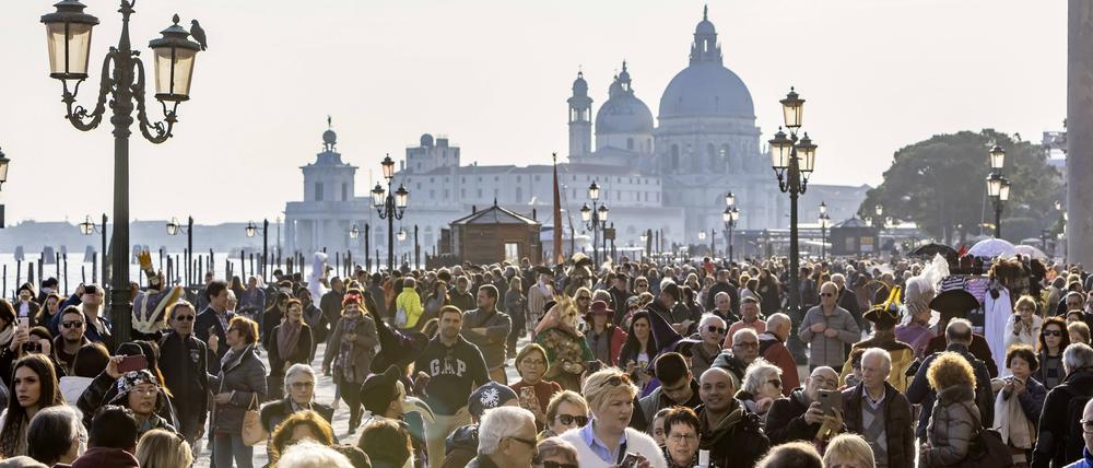 Venedig lockt jährlich Millionen von Touristen in die Lagunenstadt (Archivbild).