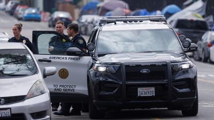 US-Polizisten stehen an einem Einsatzwagen. Sechs Polizisten haben zwei schwarze Männer gefoltert. (Symbolfoto)