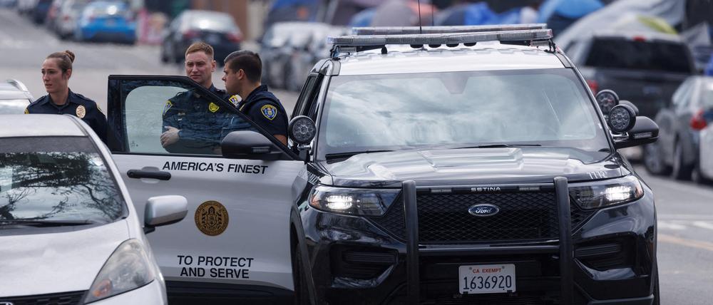 US-Polizisten stehen an einem Einsatzwagen. Sechs Polizisten haben zwei schwarze Männer gefoltert. (Symbolfoto)